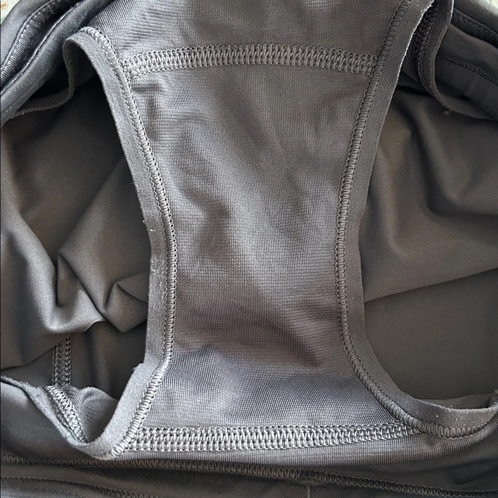 Lululemon Chase Me Short 2.5” Dark Carbon Size 4 Gray - Picture 6 of 7